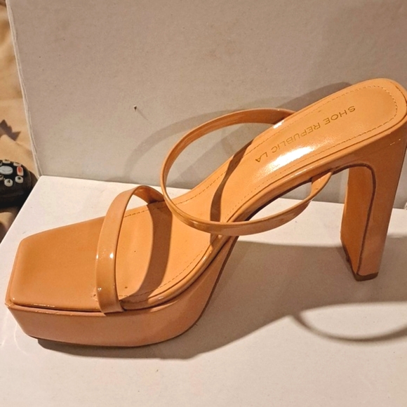 Pale pink Mirrored 4.5 in heel 1.5 in platform front 8.5 - Picture 2 of 4